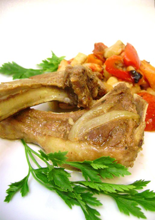 Бараньи ребрышки с овощами и запеченной фасолью.