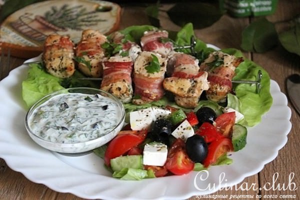 Шашлычки из курицы с соусом и салатом в средиземноморском стиле