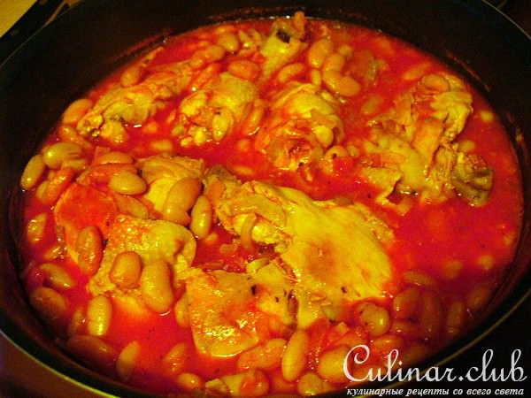 Курочка с томатами и фасолью