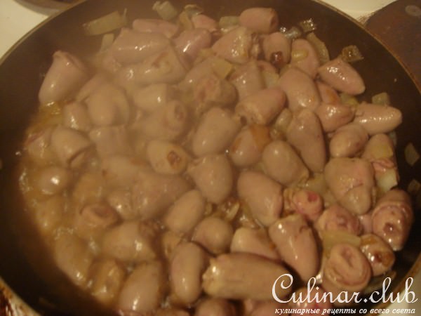 Куриные сердечки в сметане