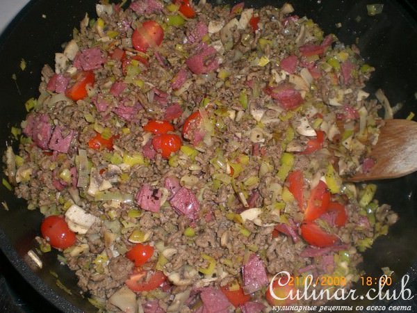 Макаронно-мясной торт с салями