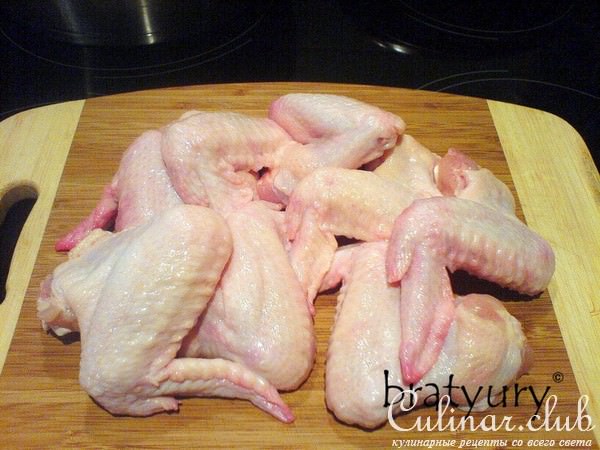 Куриные крылышки маринованные, запечённые с кунжутом