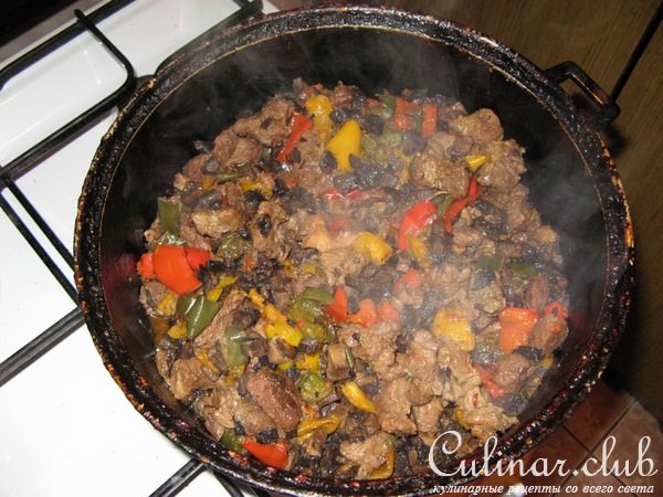 Мясо с грибами и овощами тушеное в вине