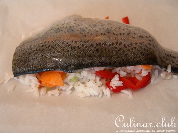 Форель в пергаменте с рисом и овощами