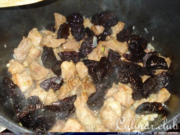 Гуляш с черносливом