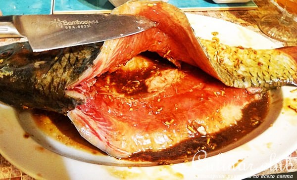 Запечённый с овощами карп.