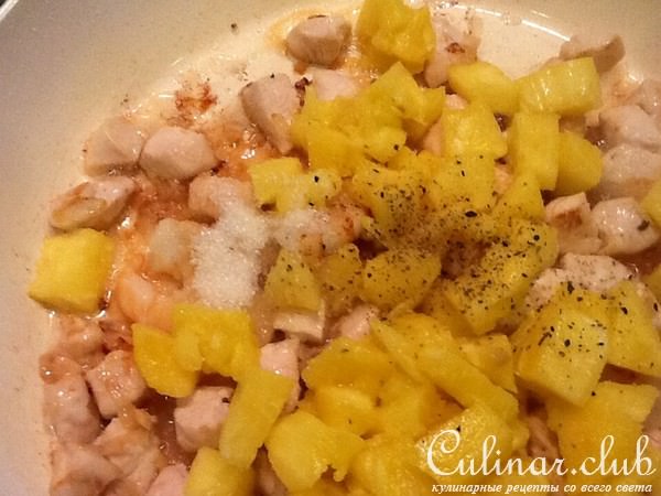 Жареный рис с креветками и курицей в ананасе (вариант)