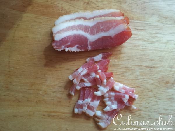 Картофельная запеканка с грудинкой и яичницей .