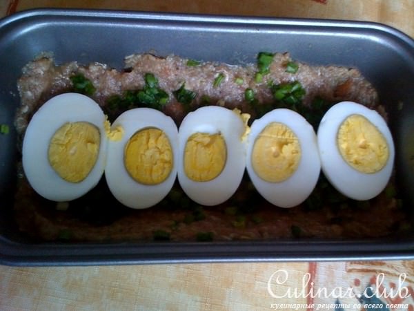 Рулет из фарша с яйцами
