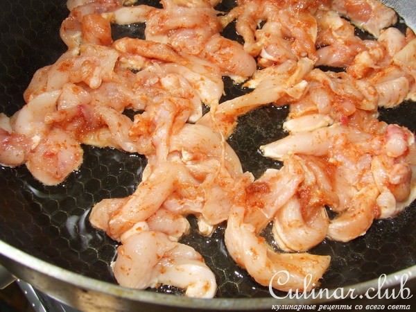 грудка цыпленка, маринованная в остром красном перце тушеная с цветной капустой