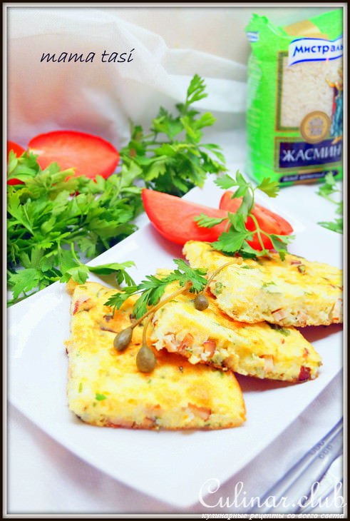 Фриттата с рисом и копчёной куриной грудкой.