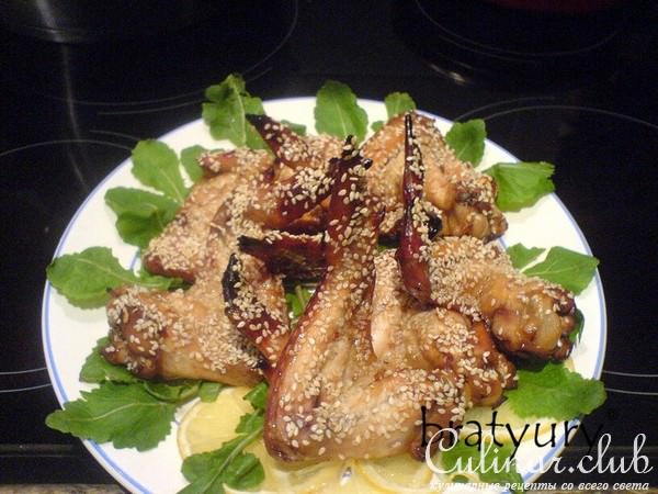 Куриные крылышки маринованные, запечённые с кунжутом