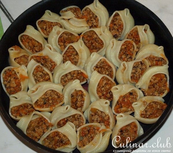 Лумакони с мясной начинкой