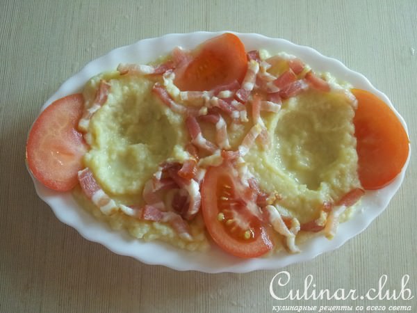 Картофельная запеканка с грудинкой и яичницей .