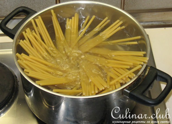 Греческие макароны с мидиями и кедровыми орешками
