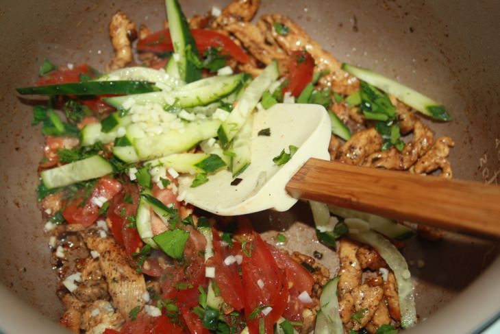 Фунчеза с курицей и овощами в тайском стиле