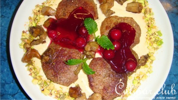 Филе телятины с боровиками, сыром и фисташками.