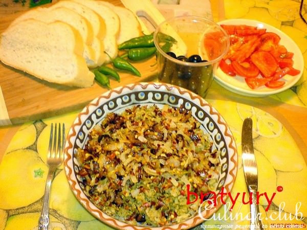 Рис со шпинатом, дополненный жареной с луком кожей сырокопчёной грудинки
