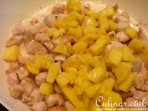 Жареный рис с креветками и курицей в ананасе (вариант)