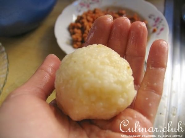 Рисовые крокеты с начинкой из фарша и моцареллы