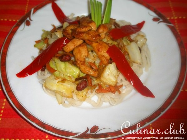 Китайская лапша с куриной грудкой и овощами