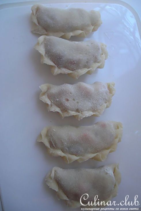 вареники с клубникой и клубничным сиропом.
