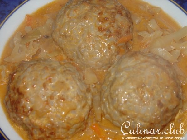 Рисовые фрикадели с тушёной капустой.