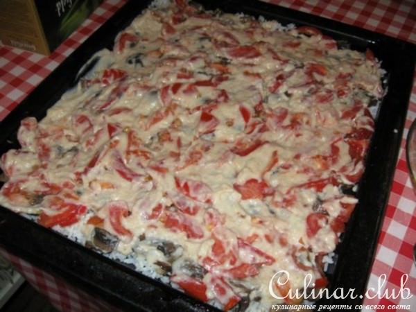 Шампиньйоны, которые пеклись с рисом и помидорами
