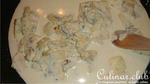 Филе телятины с боровиками, сыром и фисташками.