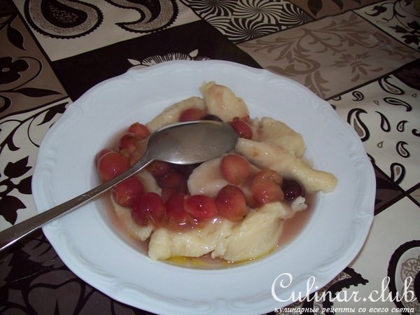 Галушки с ягодным соусом