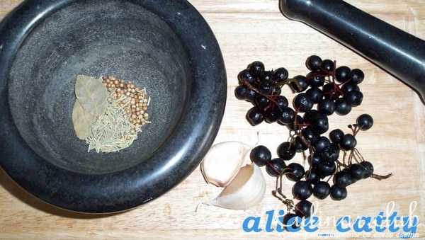 Баранина запеченная с черноплодной рябиной и пряными травами