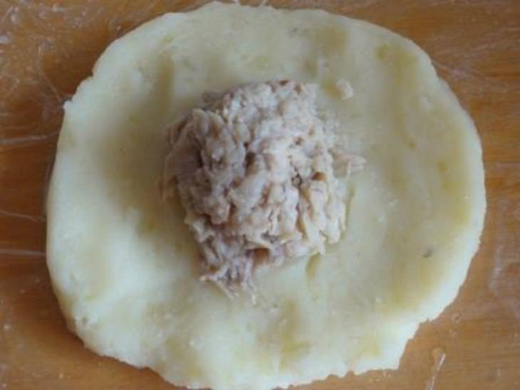Картофельные крокеты с рыбой и с сыром.