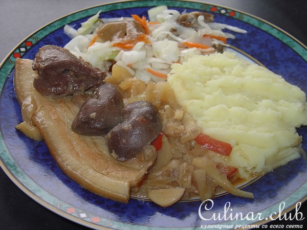 Бекон с сердечком и почками в луковом соусе.