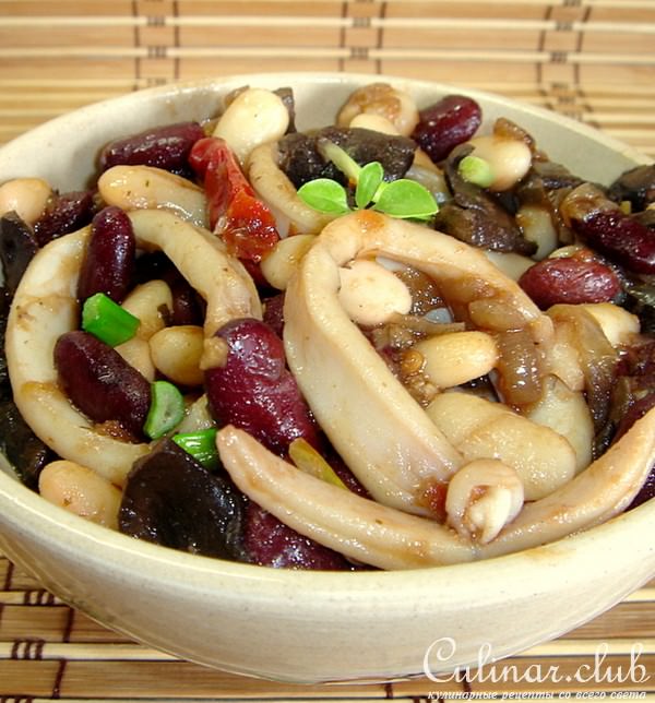 фасоль с грибами и кальмарами
