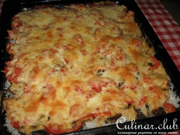 Шампиньйоны, которые пеклись с рисом и помидорами