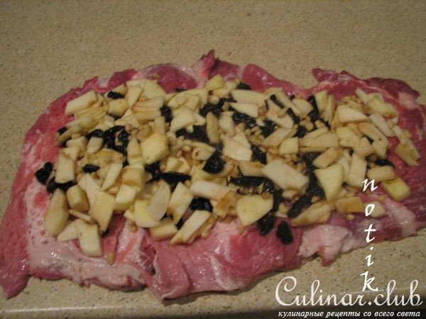 рулет из свинины с яблоками и черносливом