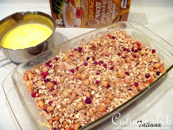 Каша овсяная с фруктами и брусникой