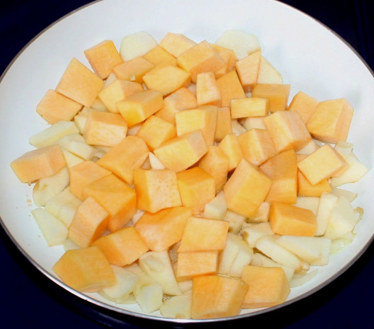 Тушеная капуста с тыквой, яблоком и курицей