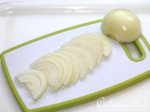 Овощное рагу из кабачков с капустой, морковью и томатным соусом