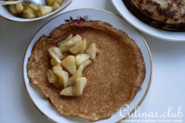 Блинчики с яблоками и клюквенным соусом