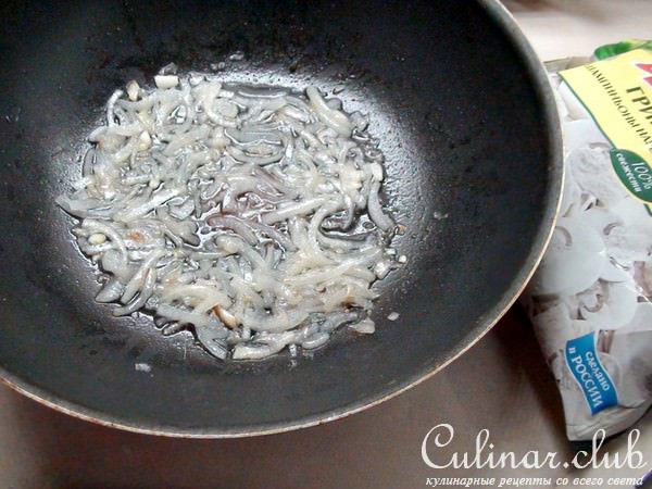 Рис с грибами и овощами в азиатском стиле.
