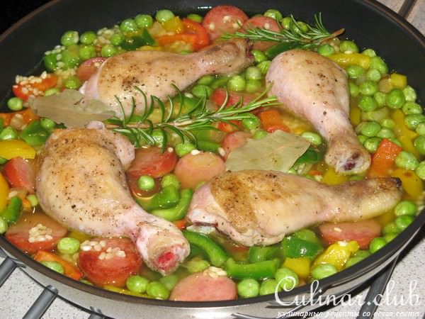 Паэлья с курицей и колбасой.