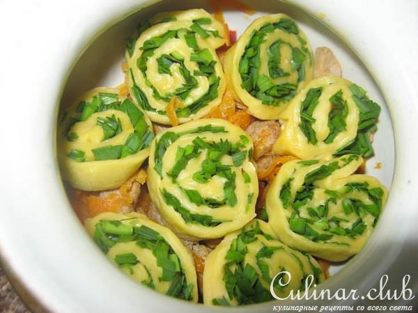 Мясо с рулетиками в горшочке