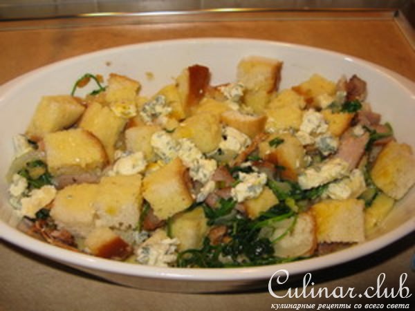 Хлебная запеканка с рукколой, ветчиной и рокфором