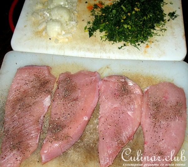 Шницель из индейки под шубкой из грибов и зелени