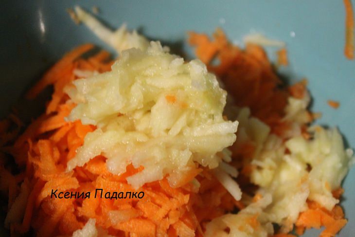 Нежная курочка с гарниром из моркови и яблока