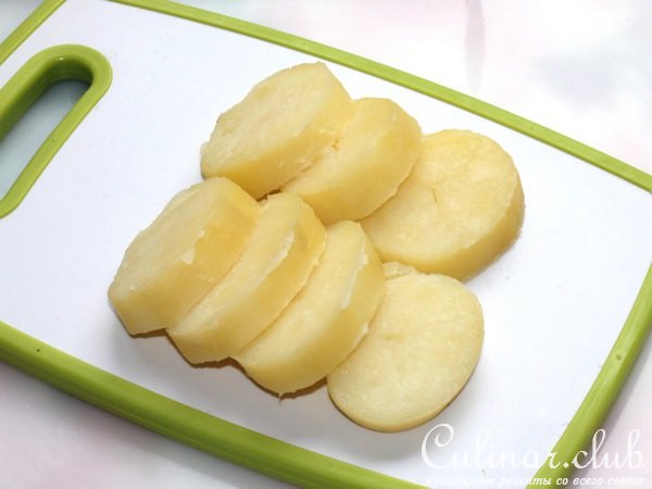Картофель в кляре с грибным соусом