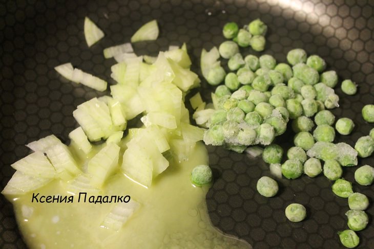 Нежная курочка с гарниром из картофеля и горошка