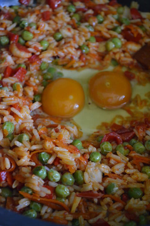 Жареный рис с креветками