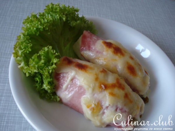 Цикорный салат с ветчиной под сырной корочкой